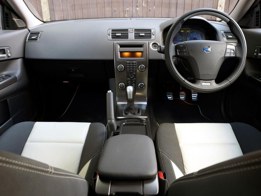  Volvo C30 R-Design DRIVe Efficiency 2009 года  (UK) (фото 4 из 9)